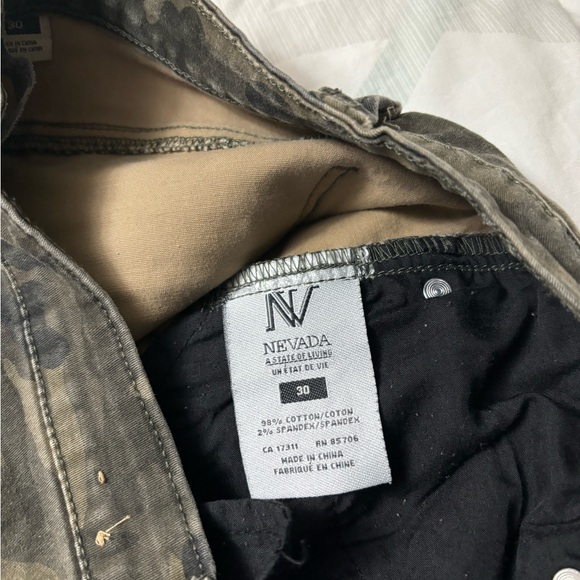 Women’s Nevada Camo Jeans Size 30 - Picture 2 of 5
